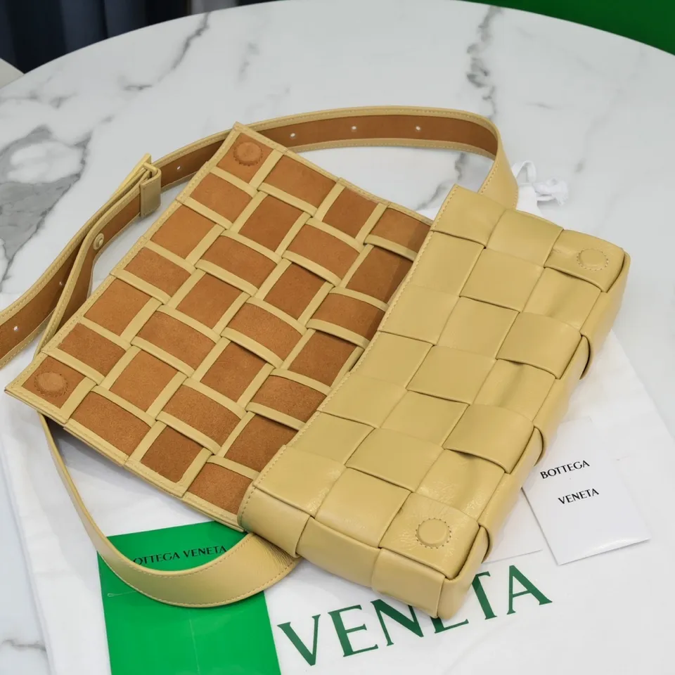 #B家 Rubik's cube woven bag has a simple triangular 🔻 design on the shoulder strap. It is officially introduced as a crossbody bag, but it can be used as a chest bag, a waist bag or in the hand. It feels great in the hand, and the shoulder strap can also be used as a belt. This design is relatively niche and not easy to hit! Men's bags are really popular these days. They are unisex and can also be used as couple's styles👩‍❤️‍💋‍👨. The shape is a classic lntrecciato woven design, with magnetic buckle, waxed calfskin + suede lining, showing classic elements, low-key without losing quality🧚🏻‍♀️ Size: 24x14x4cm 6712#